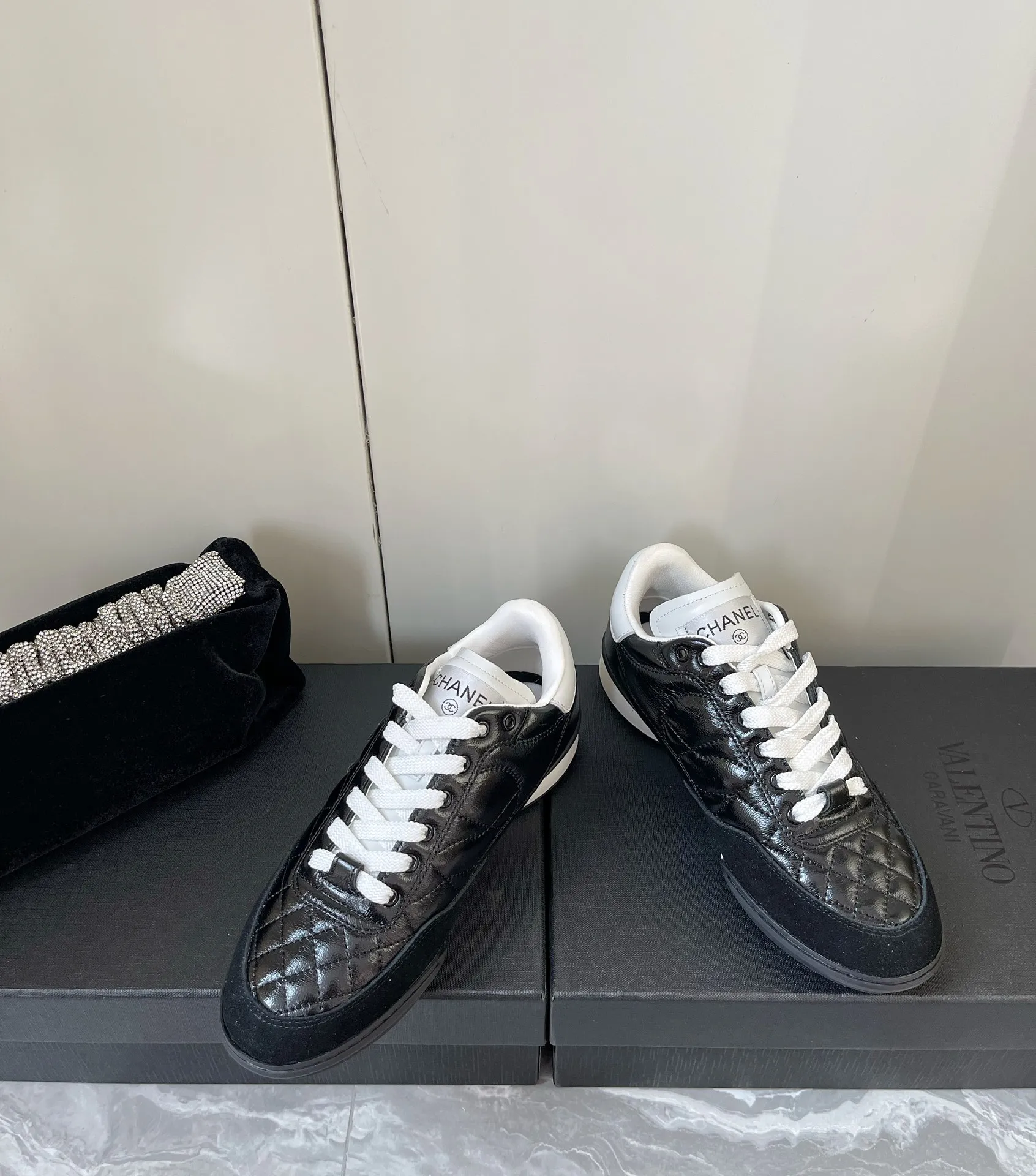 👟👟Ex-factory price 520👟👟 𝐂𝐇𝐀𝐍𝐄𝐋 Chanel's latest rhombus sports sneakers, new color white shoes ✔️ Full cowhide leather surface. The new color matching fabric adds many elements to make it look very exquisite. It will make your legs look longer when you put it on. Authentic counter replica. The upper foot can be said to be really super good! Size: 35-40 original packaging